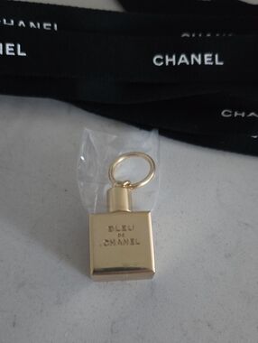 New CHANEL Gold Bottle Charm Keyring W/ Chanel Ribbon 70in CHANEL FATHERS DAY